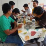 食べながら、面白い話しています。