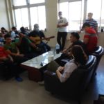 休憩時間にみんなで歌って楽しんでいる